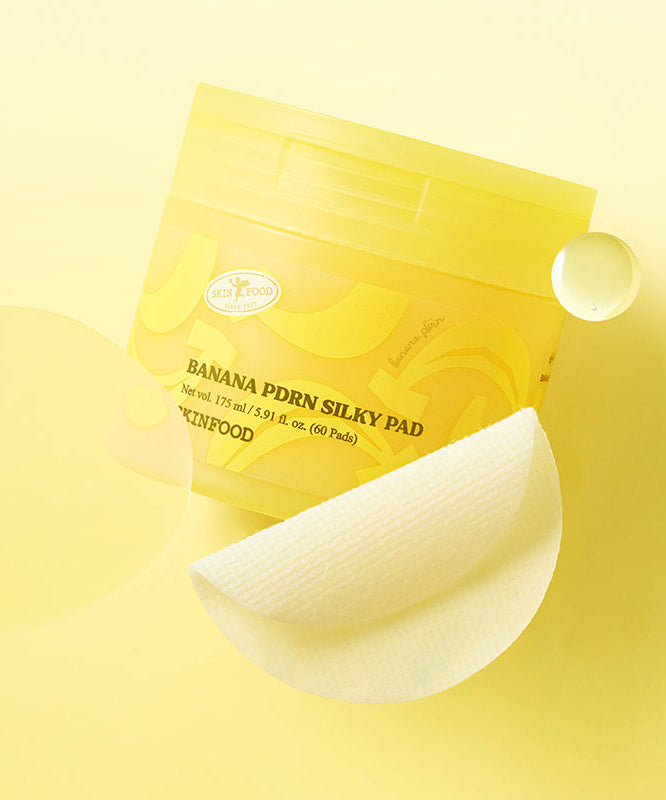 SKINFOOD Banana PDRN Silky Pad 60 sheets, marque SKINFOOD, pack jaune et lingettes sur fond clair (cocon/banane).