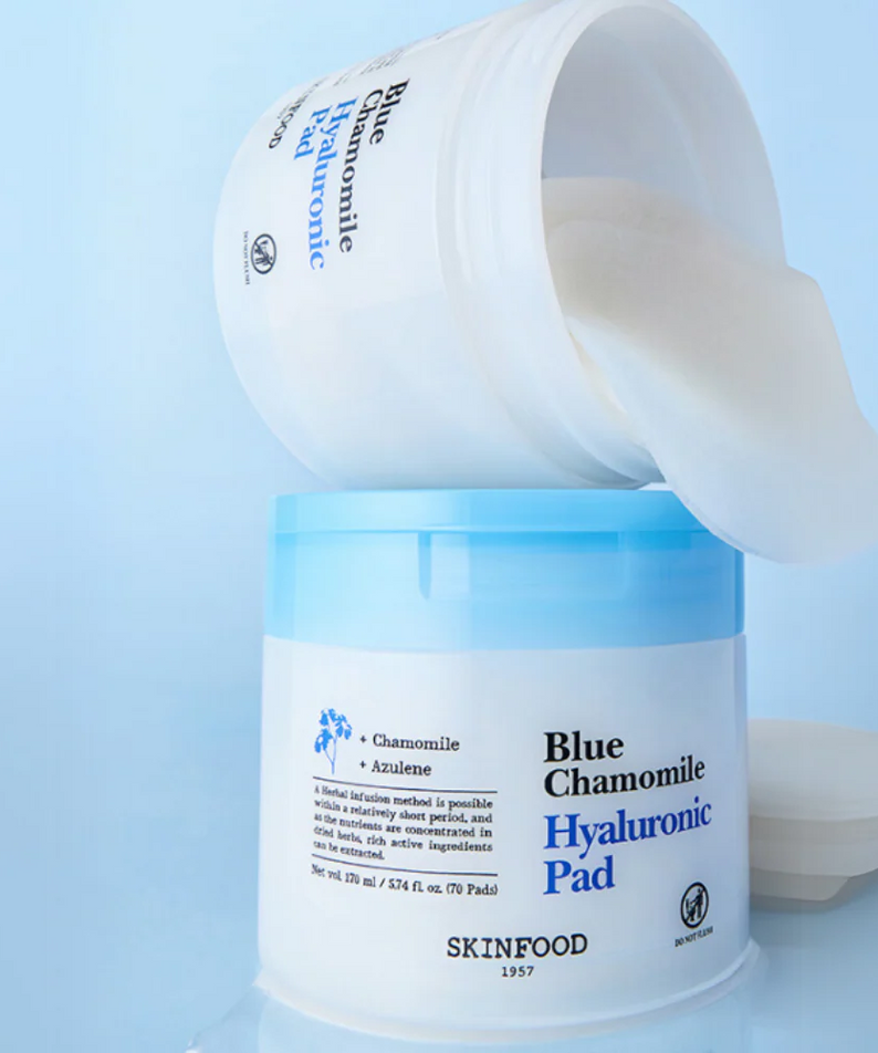 SKINFOOD Blue Chamomile Hyaluronic Gel Pads 70 Sheets, marque SKINFOOD en gel pads sur fond bleu, emballage visible.