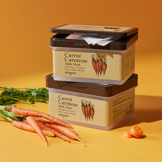 SKINFOOD Carrot Carotene Daily Mask 30p 270g de la marque SKINFOOD, pack sur fond orange avec carottes et crème