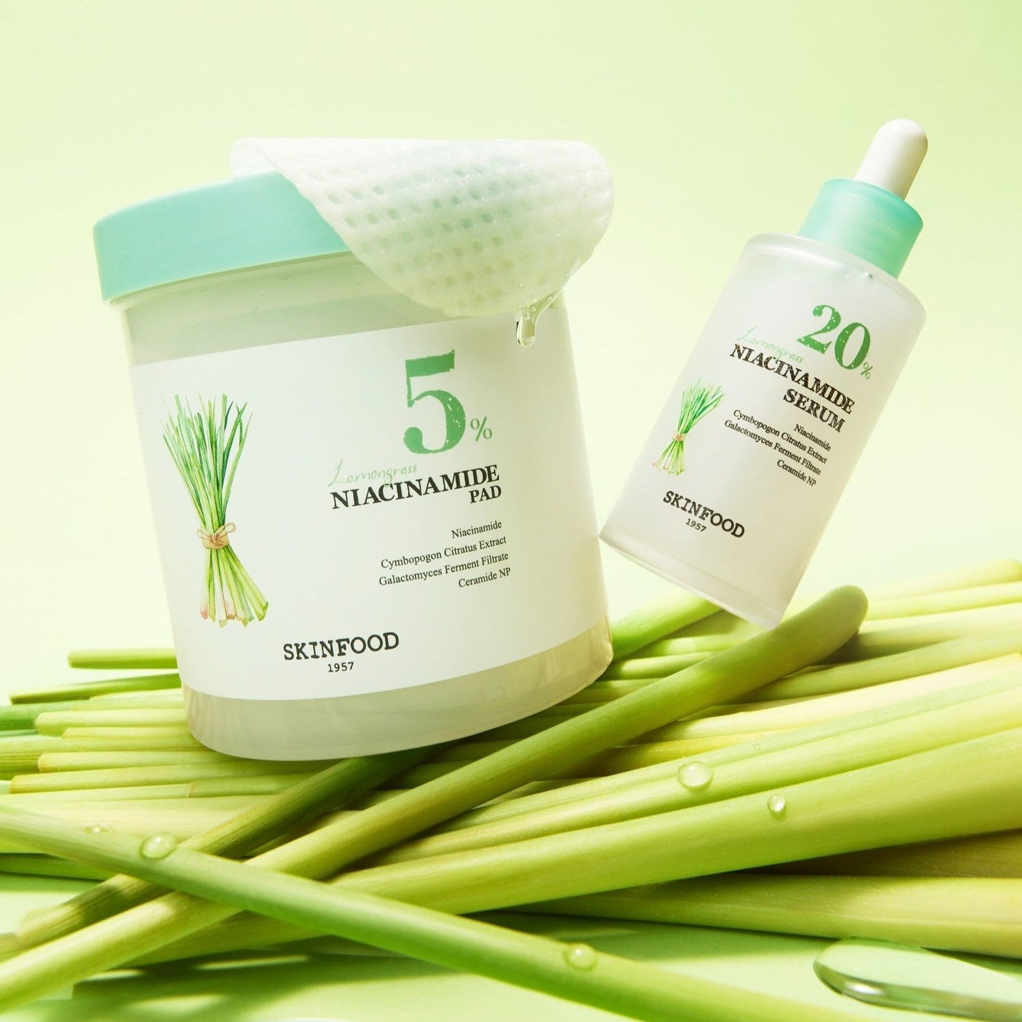 SKINFOOD Lemongrass Niacinamide 20 Serum 50ml, marque SKINFOOD, flacons et feuilles de citronnelle sur fond vert clair.