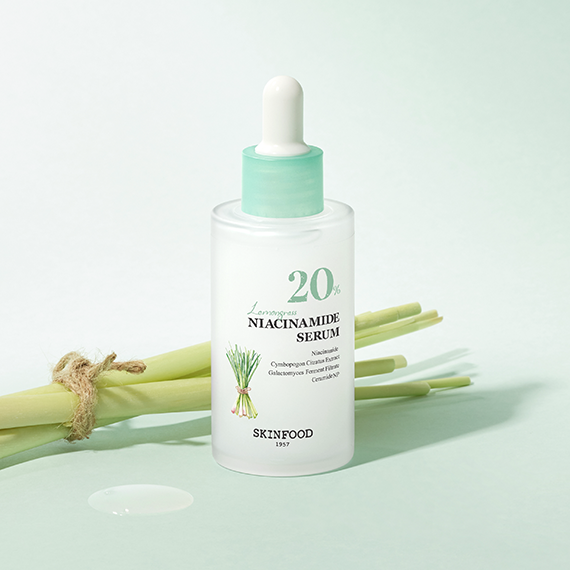 SKINFOOD Lemongrass Niacinamide 20 Serum 50ml, flacon et tiges de citronnelle sur fond clair, présentation produit marque SKINFOOD.