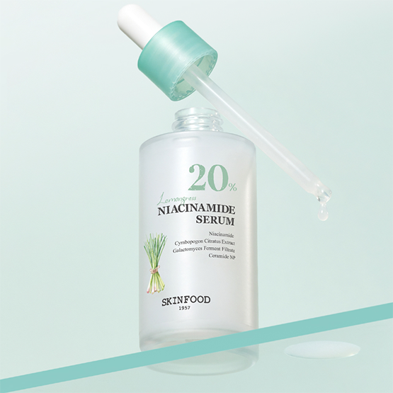 SKINFOOD Lemongrass Niacinamide 20 Serum 50ml de SKINFOOD, flacon blanc avec pipette, fond bleu clair, sérum visible.