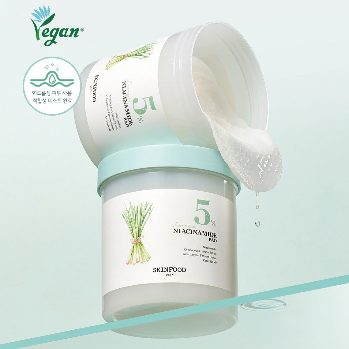 SKINFOOD Lemongrass Niacinamide 5 60 Pads, marque SKINFOOD, coton pads sur fond bleu clair, bouteille ouverte et visuel produit