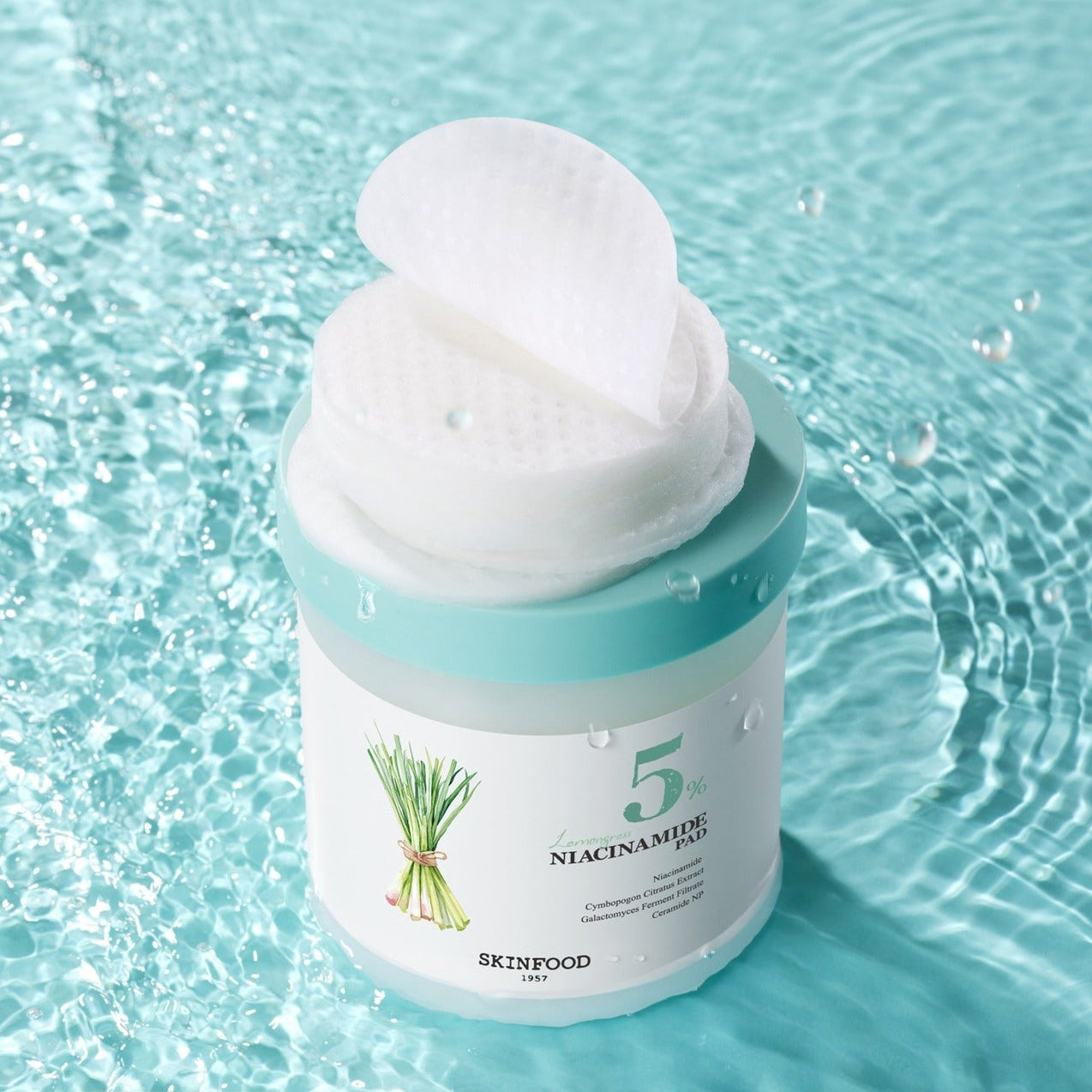 SKINFOOD Lemongrass Niacinamide 5 60 Pads, marque Skinfood, coton pads sur fond d’eau turquoise, ambiance spa.