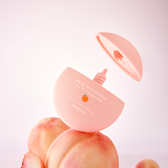 SKINFOOD [NEW] Peachy Zinc PCA Toning Cream 50ml sur pêcher, visuel pastel rose en studio, boîte et flacon.