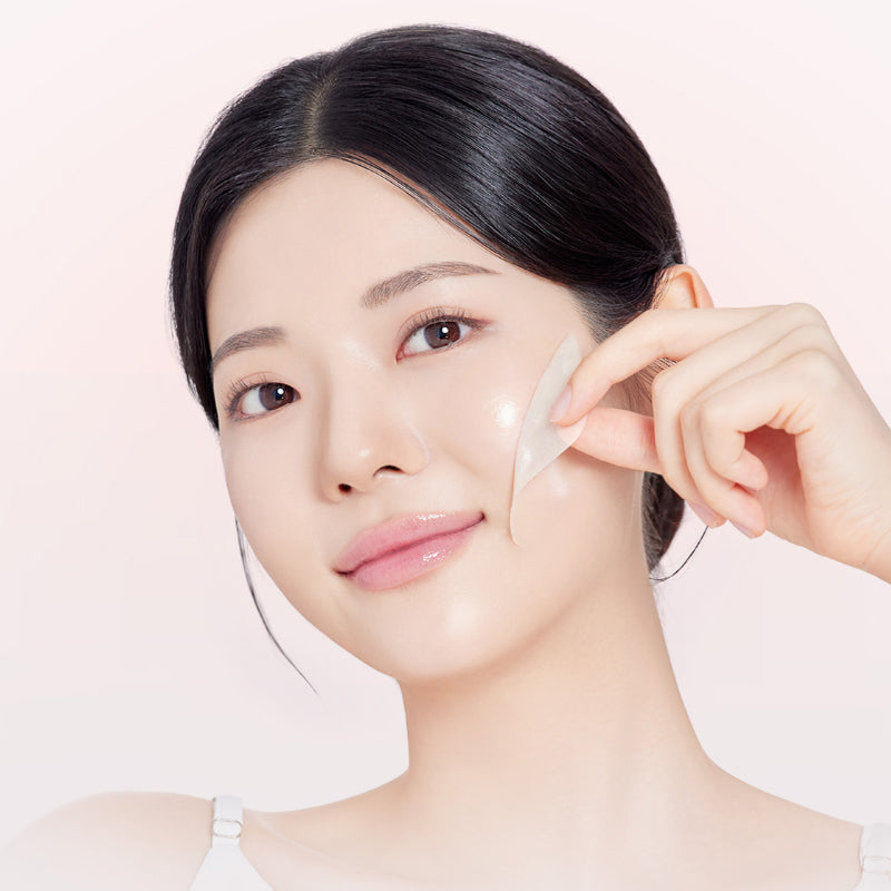 SKINFOOD [NEW] Rice Brightening Peel-Off Pack 100ml, femme applique un masque peel-off, peau lumineuse sur fond clair.