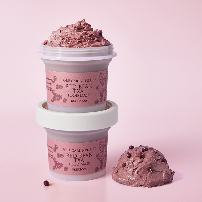 SKINFOOD Red Bean Tranexamic Acid Food Mask 120g de la marque SKINFOOD, pots roses et masque de boue sur fond rose