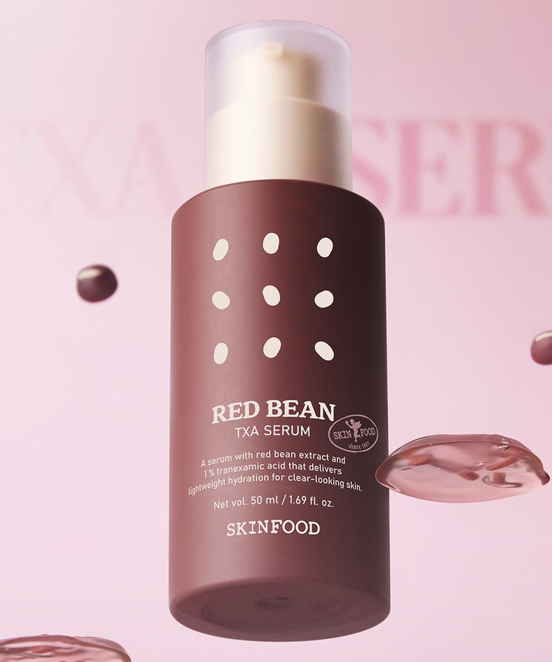 SKINFOOD Red Bean Tranexamic Acid Serum 50ml : flacon brun sur fond rose, gouttes et bulles, présentation produit.