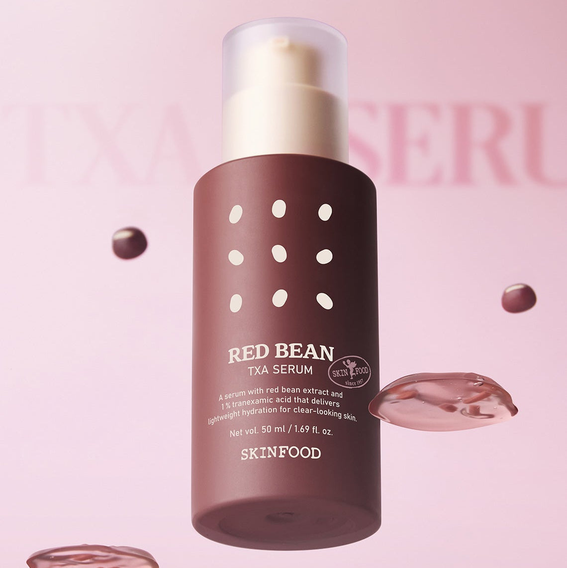 SKINFOOD Red Bean Tranexamic Acid Serum 50ml : flacon brun sur fond rose, gouttes et bulles, présentation produit.