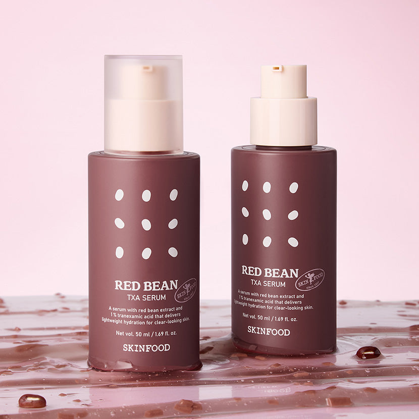 SKINFOOD Red Bean Tranexamic Acid Serum 50ml de la marque SKINFOOD, flacons bruns sur fond rose pastel, gouttes de sérum