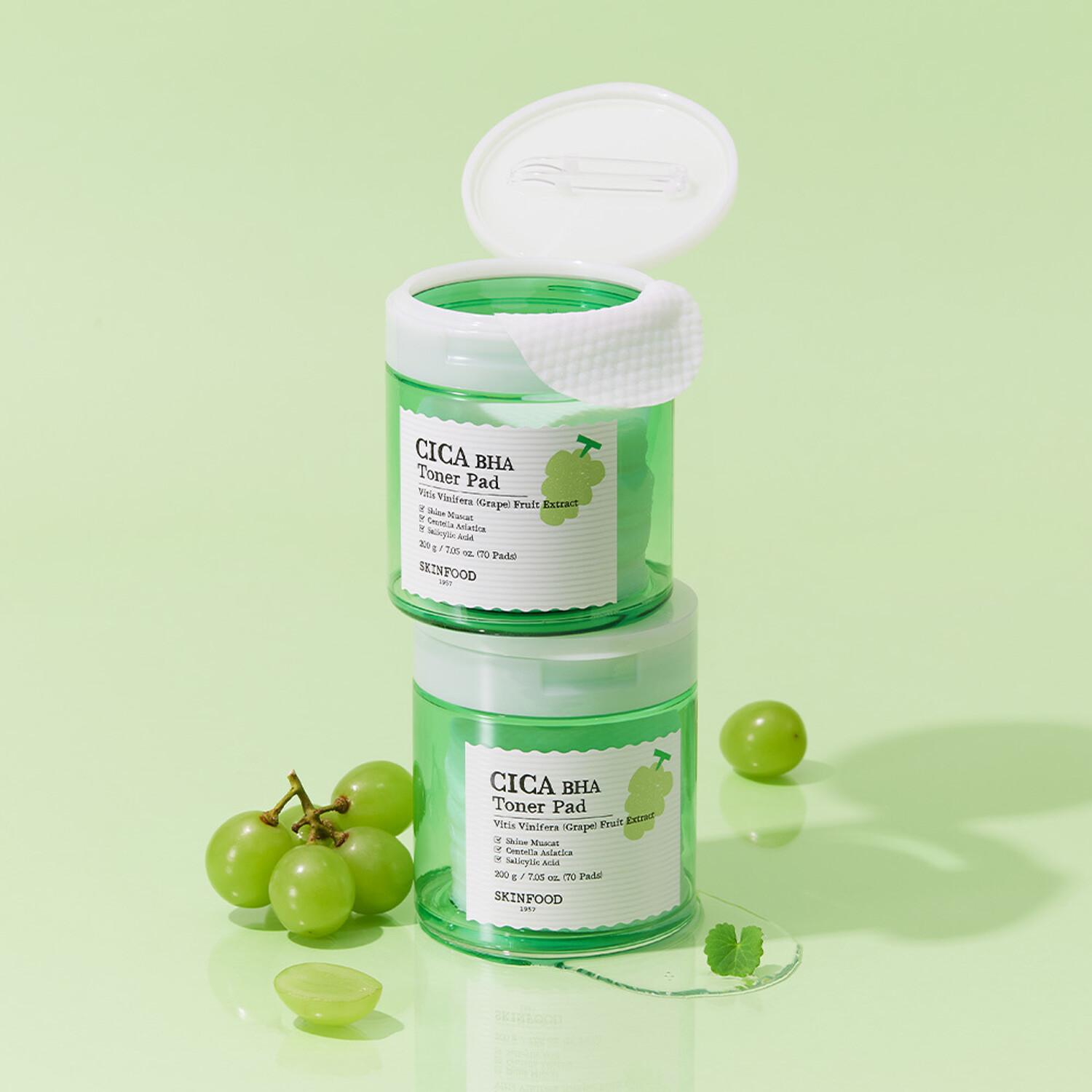 SKINFOOD Shine Muscat Cica Bach Toner Pad (70 sheets) en pot vert sur fond vert, marque SKINFOOD avec feuilles et raisins