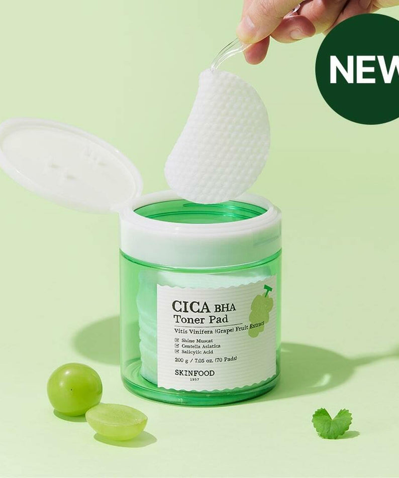 SKINFOOD Shine Muscat Cica Bach Toner Pad (70 sheets) de SKINFOOD, pad blanc sur pot vert, fond vert pastel.