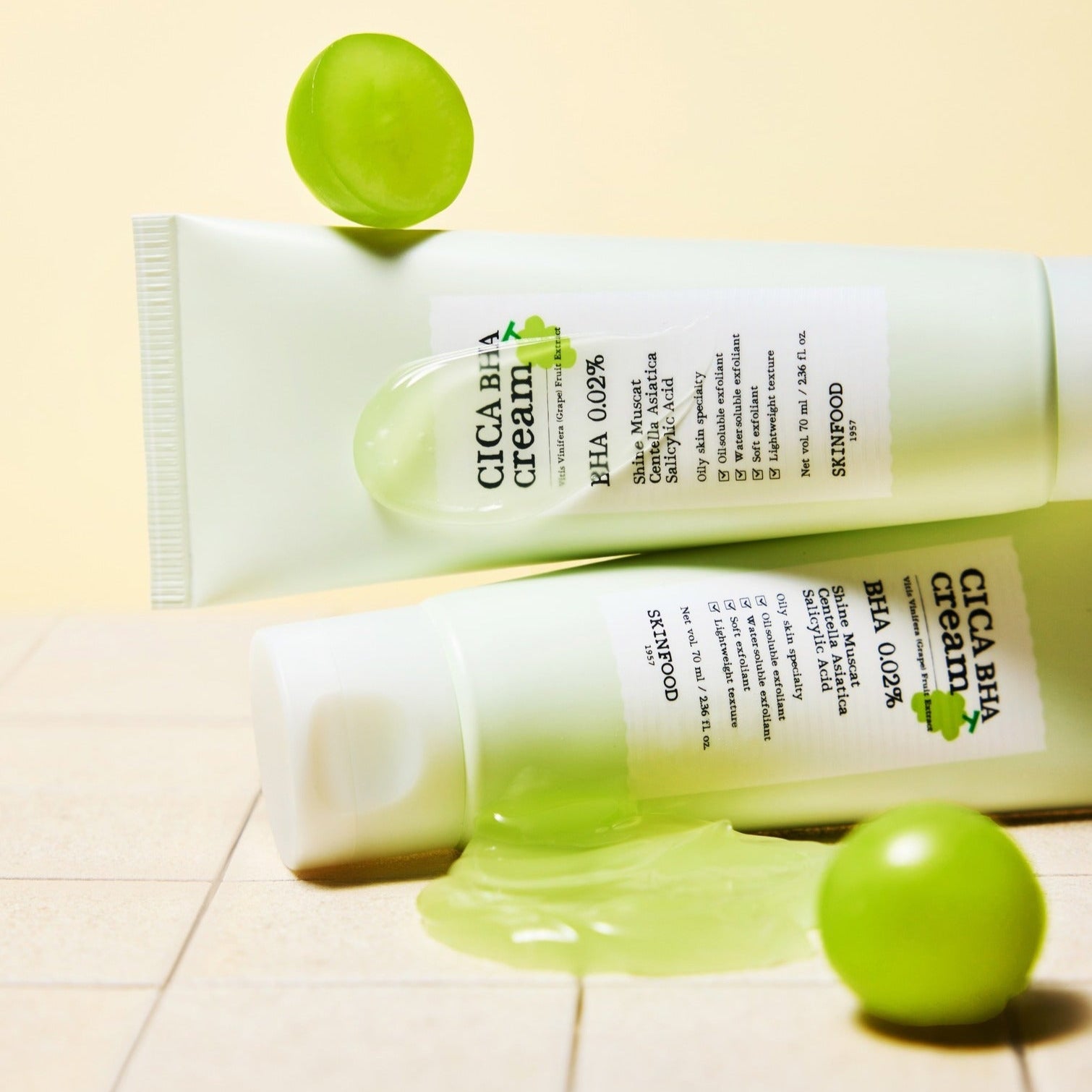 SKINFOOD Shine Muscat Cica Baja Cream 70ml : crème vert pomme, marque SKINFOOD, sur fond beige avec ambiance fraîche