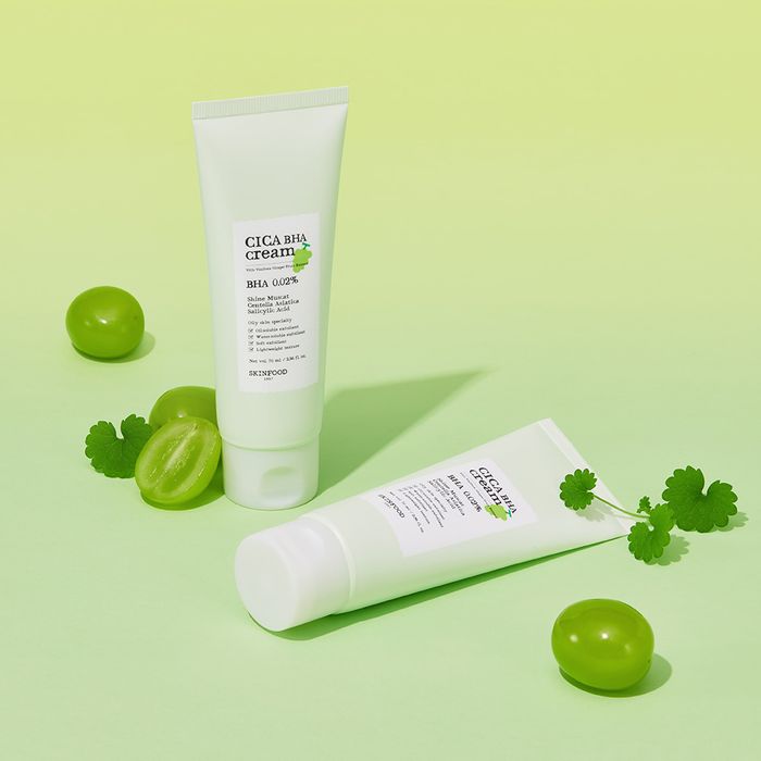 SKINFOOD Shine Muscat Cica Baja Cream 70ml de SKINFOOD, tube crème verte sur fond vert, ambiance skincare naturelle.