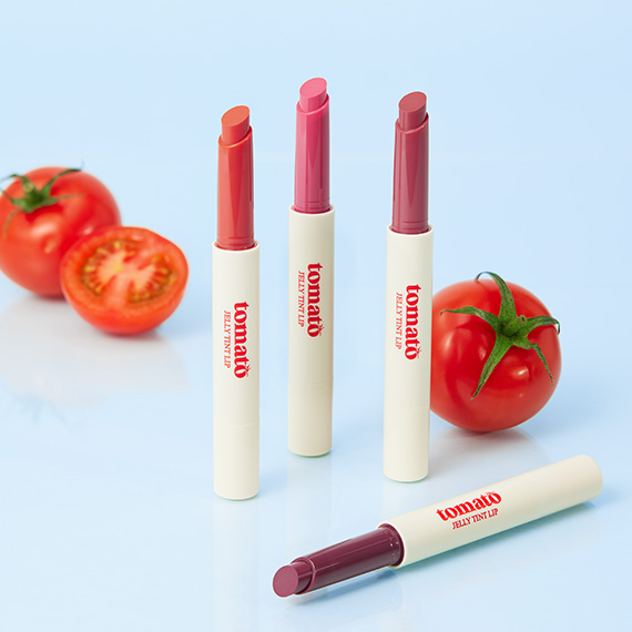 SKINFOOD Tomato Jelly Tint Lip, tubes et rouge à lèvres près de tomates sur fond bleu, visuel maquillage