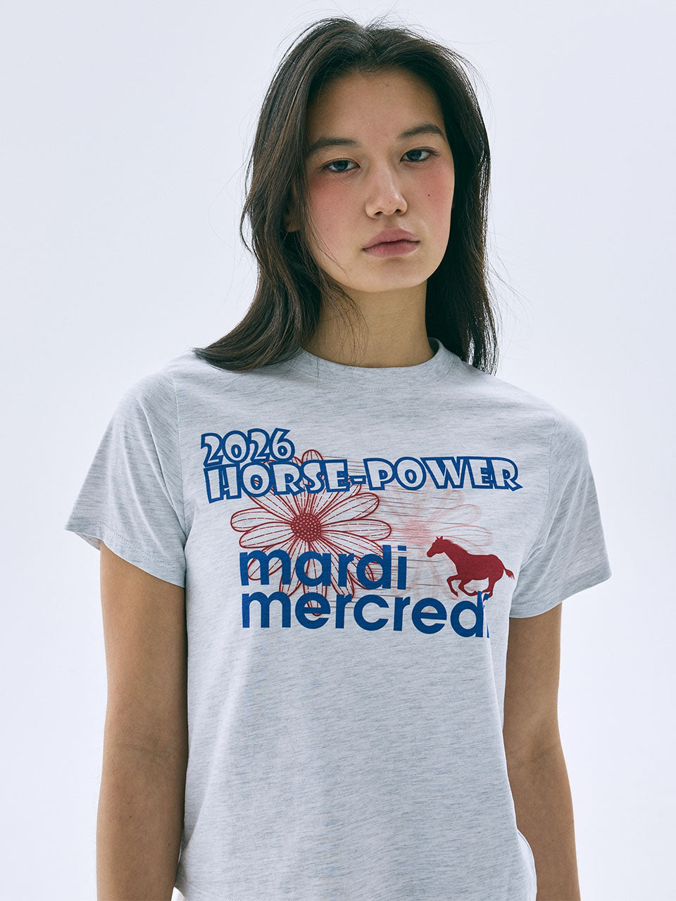 SLIM TSHIRT 2026 HORSE-POWER_HEATHER Mardi Mercredi : mannequin en studio, t-shirt slim gris chiné, marquage cheval 2026.