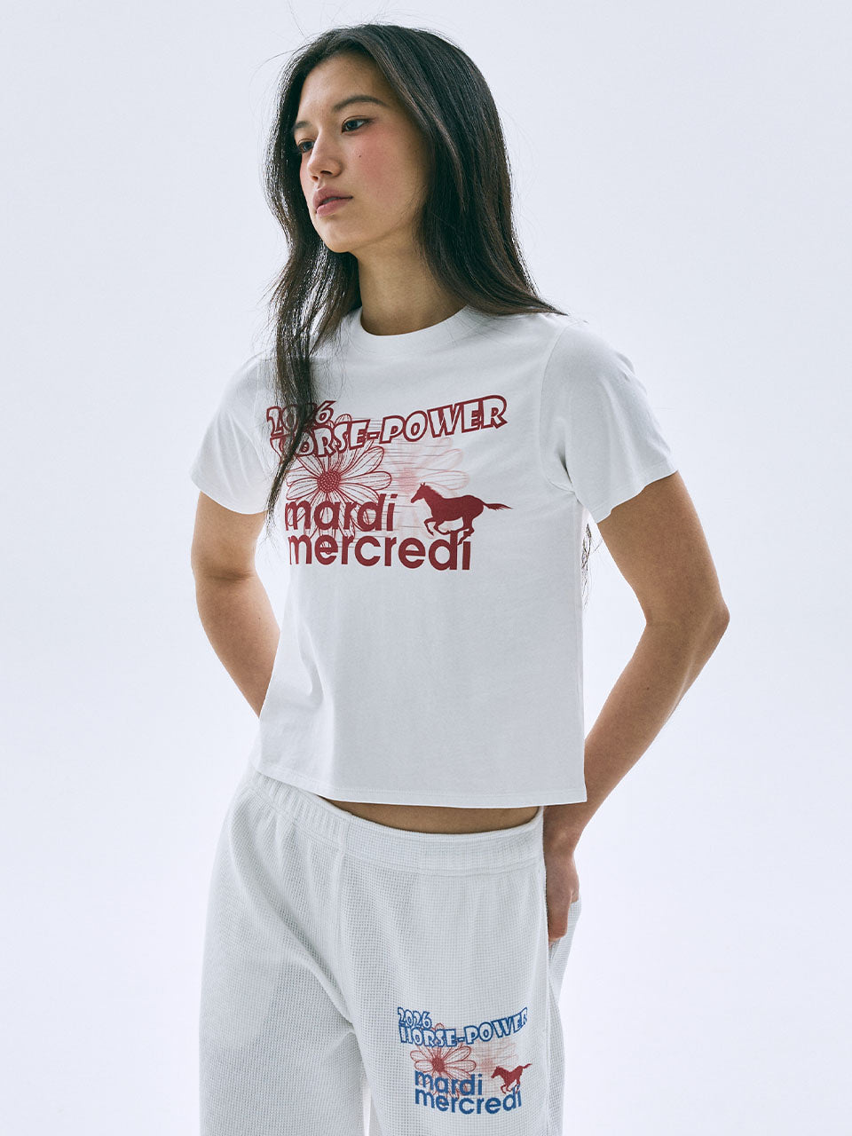 SLIM TSHIRT 2026 HORSE-POWER_IVORY Mardi Mercredi, t-shirt ivoire slim avec imprimé horse-power, style chic sur mannequin