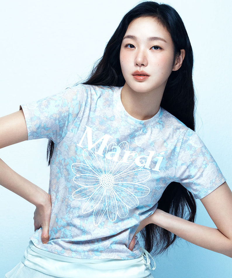 SLIM TSHIRT FLEUR FLOWERMARDI_INDIPINK WHITE Mardi Mercredi, femme en t-shirt floral bleu pastel sur fond clair