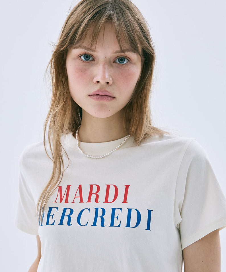 SLIM TSHIRT LA TYPO FRANCAISE_CREAM Mardi Mercredi, t-shirt crème slim, modèle en studio avec typographie visible