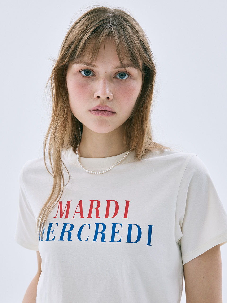 SLIM TSHIRT LA TYPO FRANCAISE_CREAM Mardi Mercredi, t-shirt crème slim, modèle en studio avec typographie visible