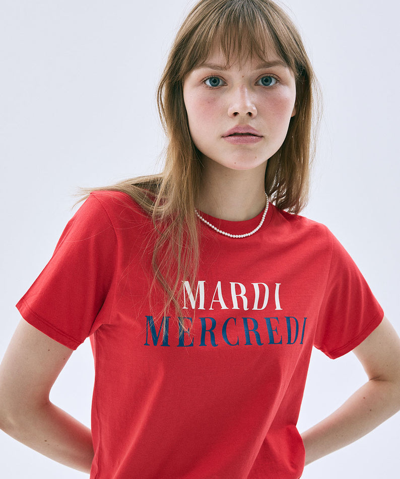 SLIM TSHIRT LA TYPO FRANCAISE_RED Mardi Mercredi, t-shirt rouge slim, modèle en studio, style chic coréen