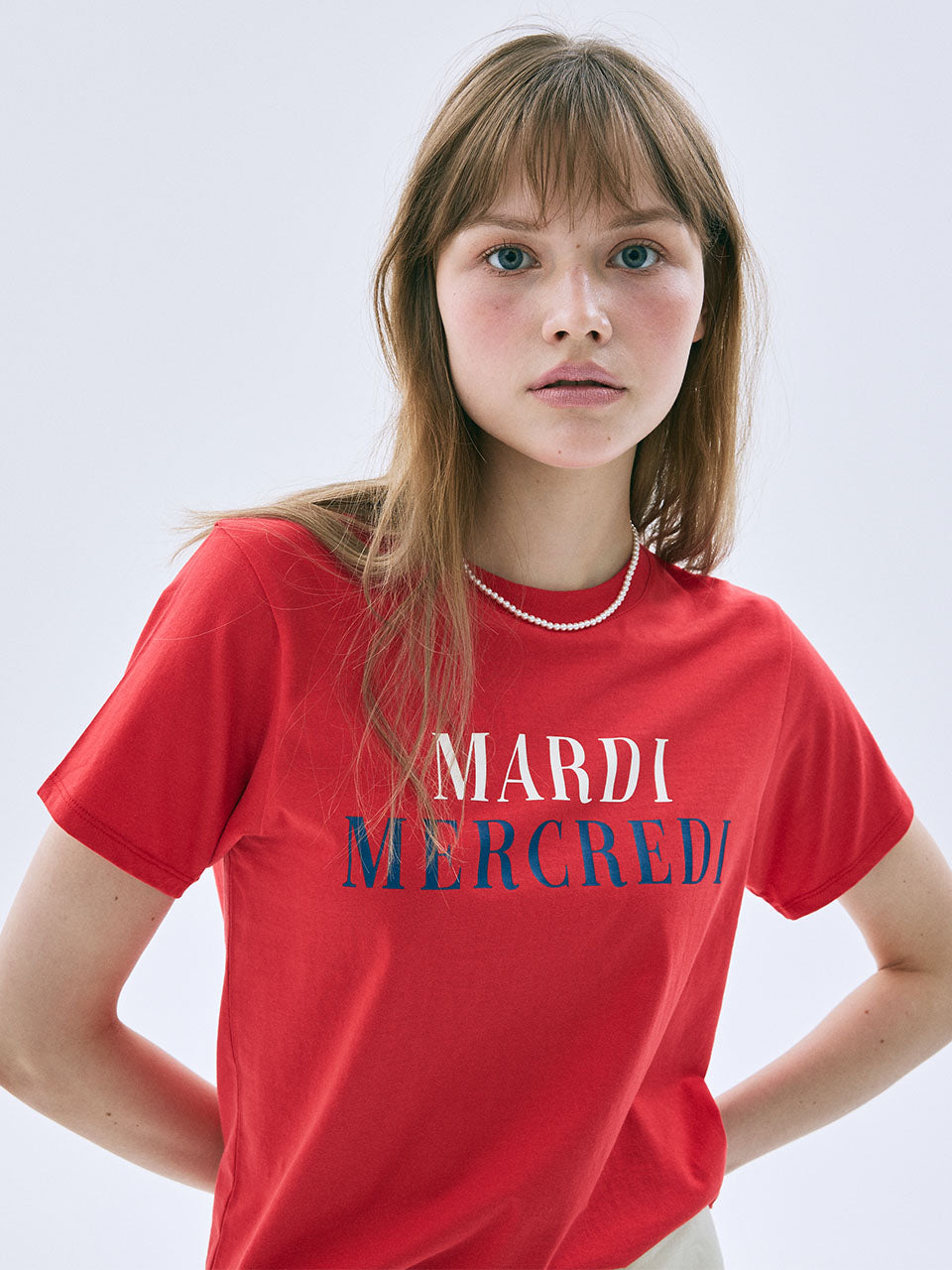 SLIM TSHIRT LA TYPO FRANCAISE_RED Mardi Mercredi, t-shirt rouge slim, modèle en studio, style chic coréen