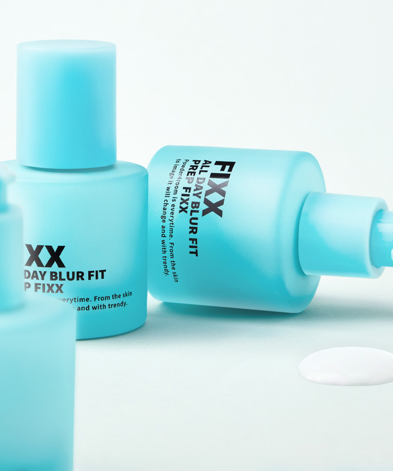 SO NATURAL All Day Blur Fit Prep Fixer 30ml de la marque SO NATURAL, flacons bleu ciel sur fond clair, texture crème