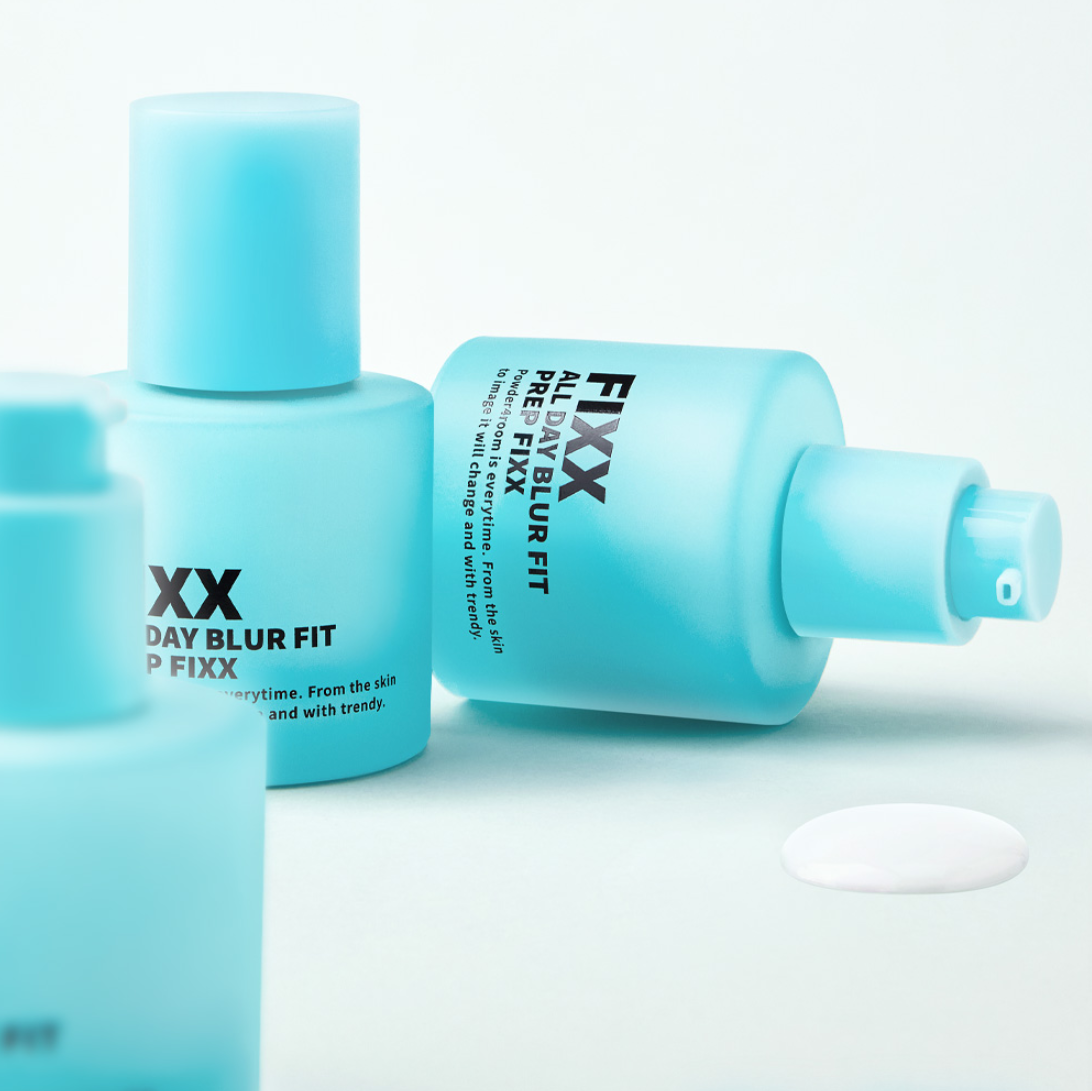 SO NATURAL All Day Blur Fit Prep Fixer 30ml de la marque SO NATURAL, flacons bleu ciel sur fond clair, texture crème