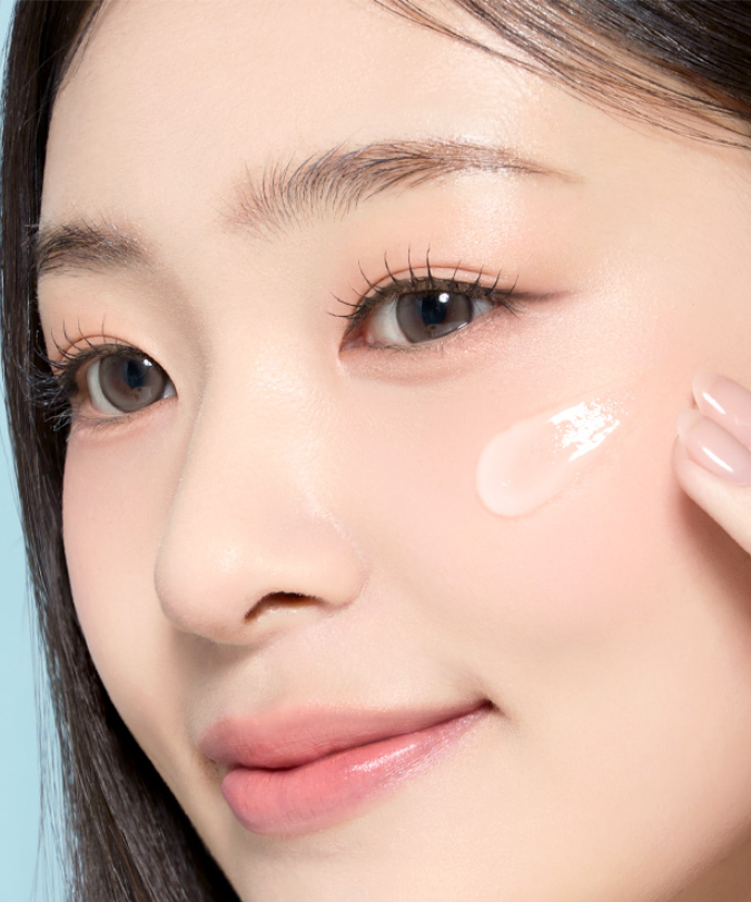 SO NATURAL All Day Blur Fit Prep Fixer 30ml, visage avec peau lissée et produit sur fond bleu, marque SO NATURAL