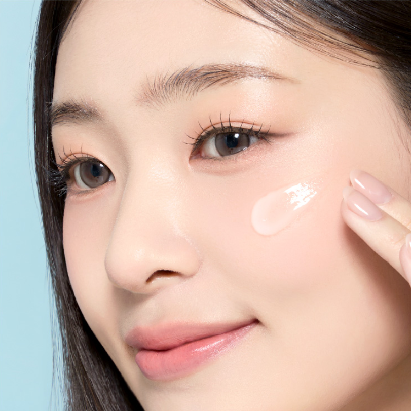 SO NATURAL All Day Blur Fit Prep Fixer 30ml, visage avec peau lissée et produit sur fond bleu, marque SO NATURAL