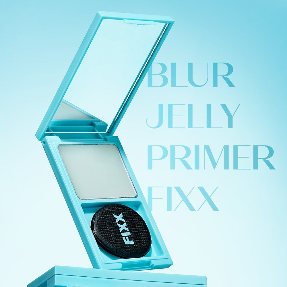 SO NATURAL All Day Blur Jelly Primer Fixer, produit de maquillage en boîte ouverte sur fond bleu, style blur jelly