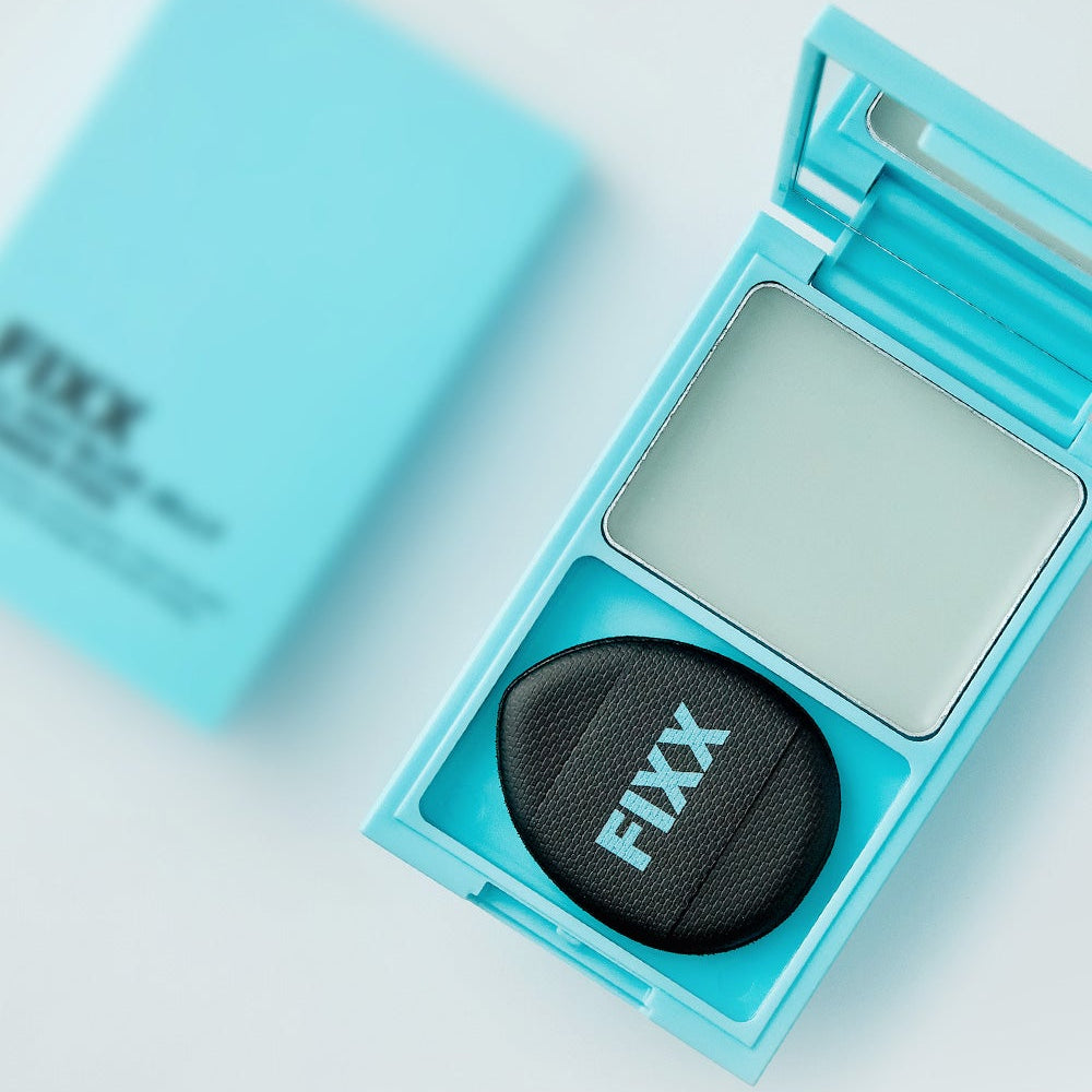 SO NATURAL All Day Blur Jelly Primer Fixer, flacon et boîtier bleu sur fond clair, rendu maquillage, marque SO NATURAL