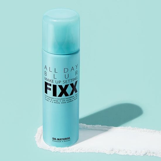 SO NATURAL All Day Blur Makeup Setting Fixer 120ml en flacon bleu, produit cosmétique sur fond pastel, style blur fixant.