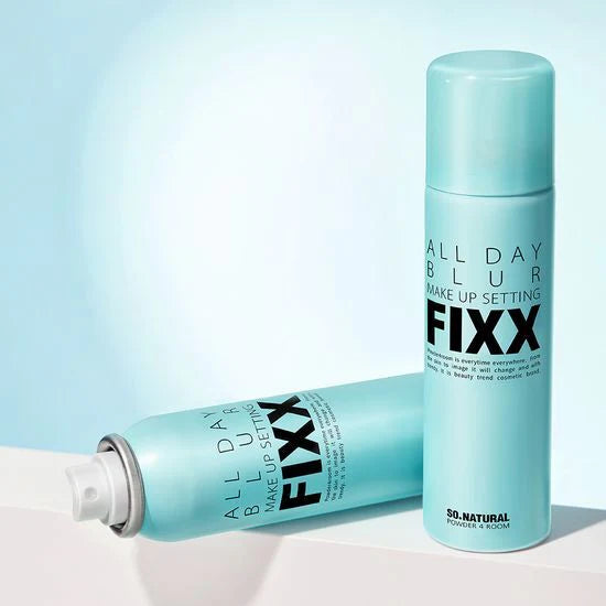 SO NATURAL All Day Blur Makeup Setting Fixer 120ml, flacons bleu ciel sur fond clair, marque SO NATURAL visible