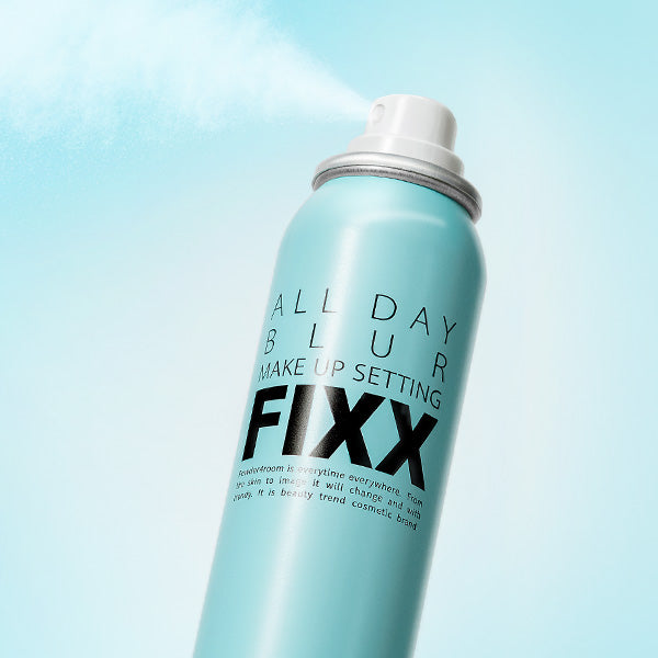SO NATURAL All Day Blur Makeup Setting Fixer 120ml, flacon bleu sur fond ciel, mise en scène beauté en lumière douce.