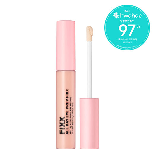 SO NATURAL All Day Eye Prep Fixer de Hwahae, flacon et pinceau appliqué, packaging rose sur fond blanc.