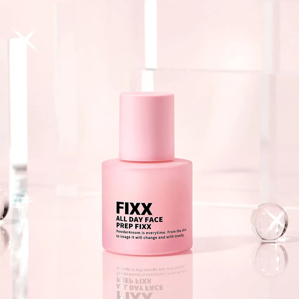 SO NATURAL All Day Face Prep Fixer de la marque SO NATURAL, flacon rose sur fond lumineux, ambiance maquillage