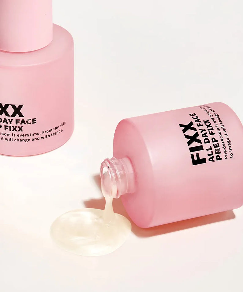 SO NATURAL All Day Face Prep Fixer : flacon rose « FIX… » sur fond clair, goutte de crème, visuel produit beauté.