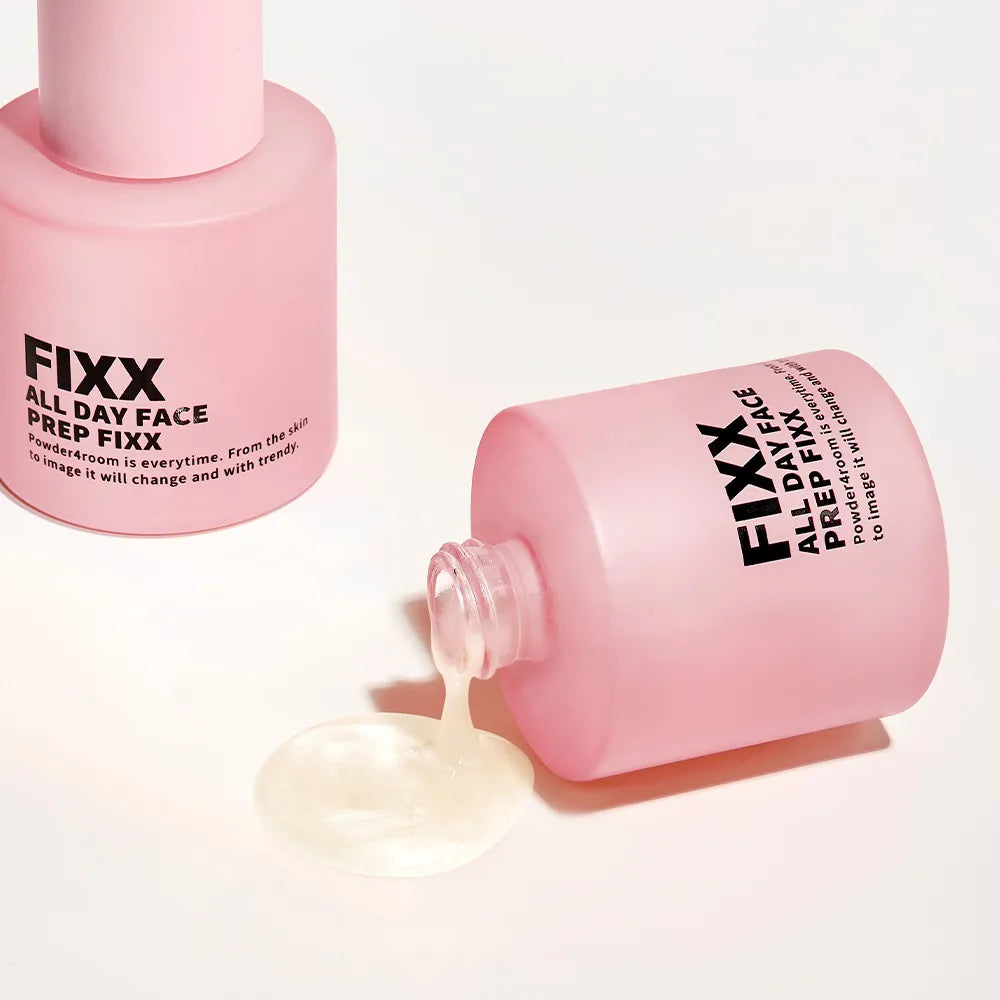 SO NATURAL All Day Face Prep Fixer : flacon rose « FIX… » sur fond clair, goutte de crème, visuel produit beauté.