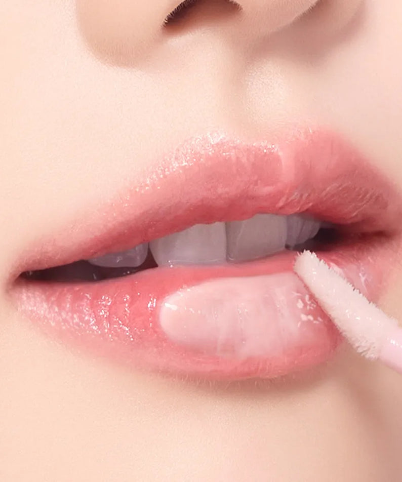 Décris l'image en français : SO NATURAL All Day Lip Prep Fixer 10ml, lèvres hydratées, application de baume, gros plan.
