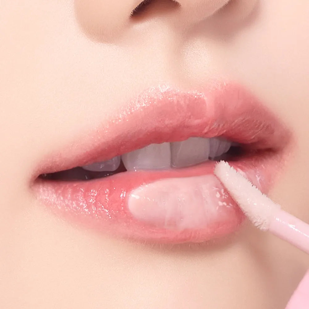 Décris l'image en français : SO NATURAL All Day Lip Prep Fixer 10ml, lèvres hydratées, application de baume, gros plan.