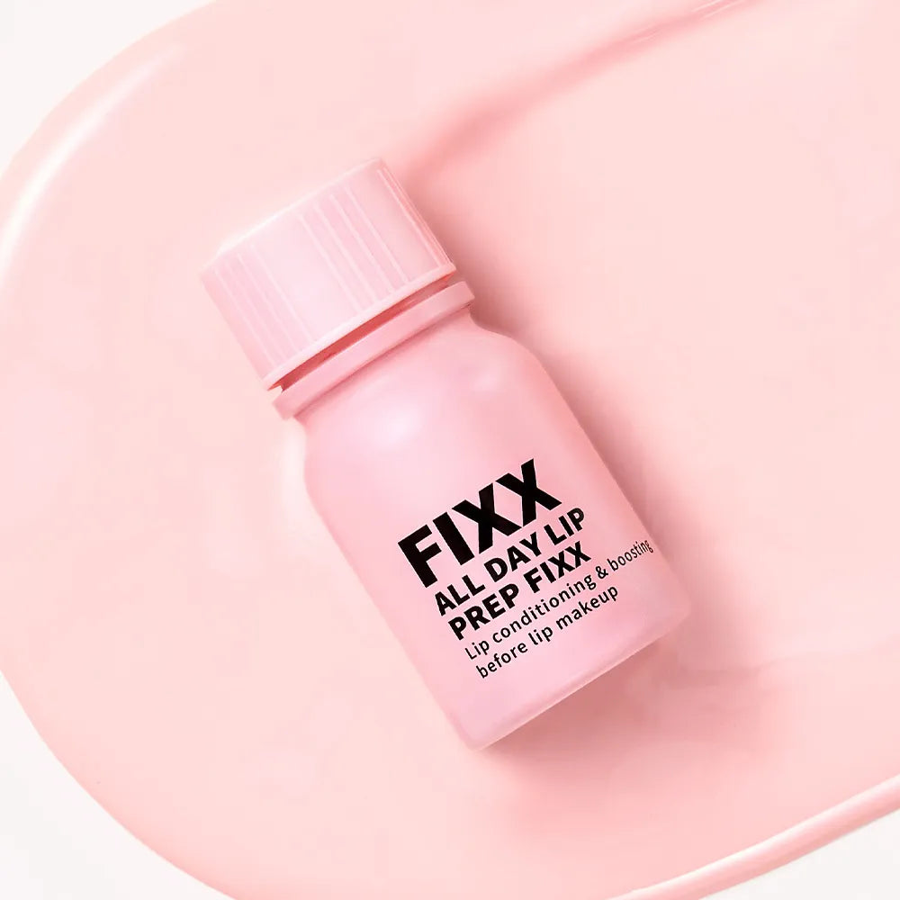 SO NATURAL All Day Lip Prep Fixer 10ml, flacon rose en gros plan sur fond rose pastel, look maquillage.