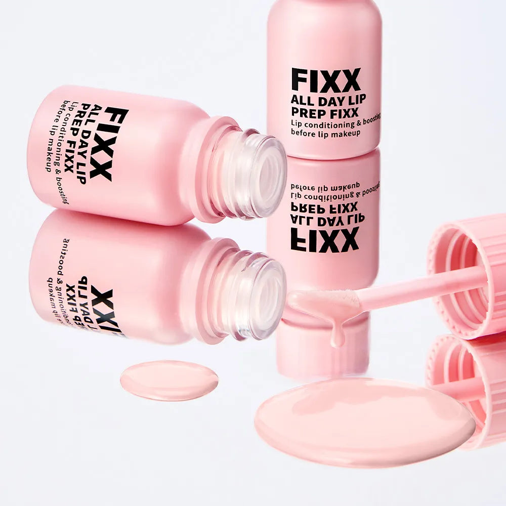 SO NATURAL All Day Lip Prep Fixer 10ml de la marque SO NATURAL, flacon rose avec texture douce, avant maquillage lèvres.