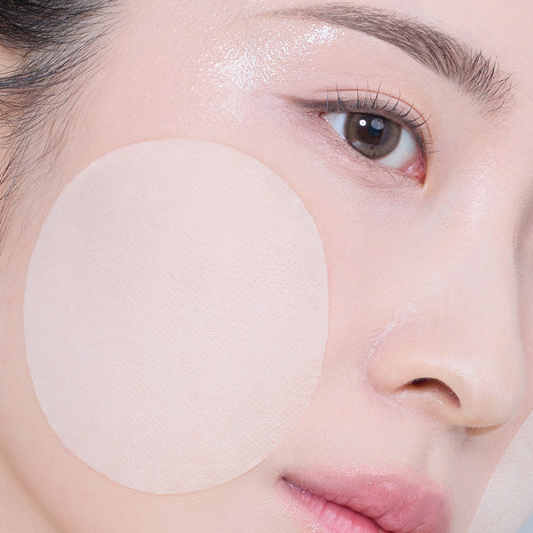 SO NATURAL All Day Pad Prep Fixer, marque SO NATURAL, soin visage : visage avec patch rond blanc sur peau humide