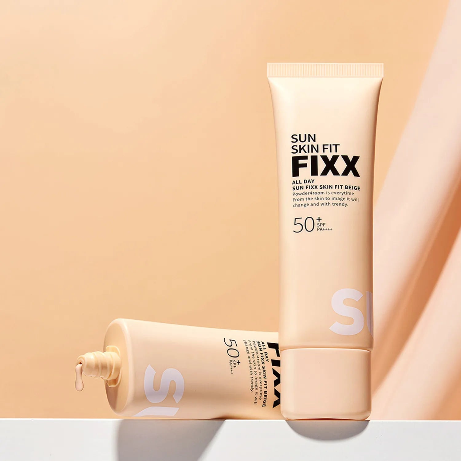 SO NATURAL All Day Sun Fixer Skin Fit Beige 50ml, tube SPF sur fond beige clair, marque SO NATURAL visible.