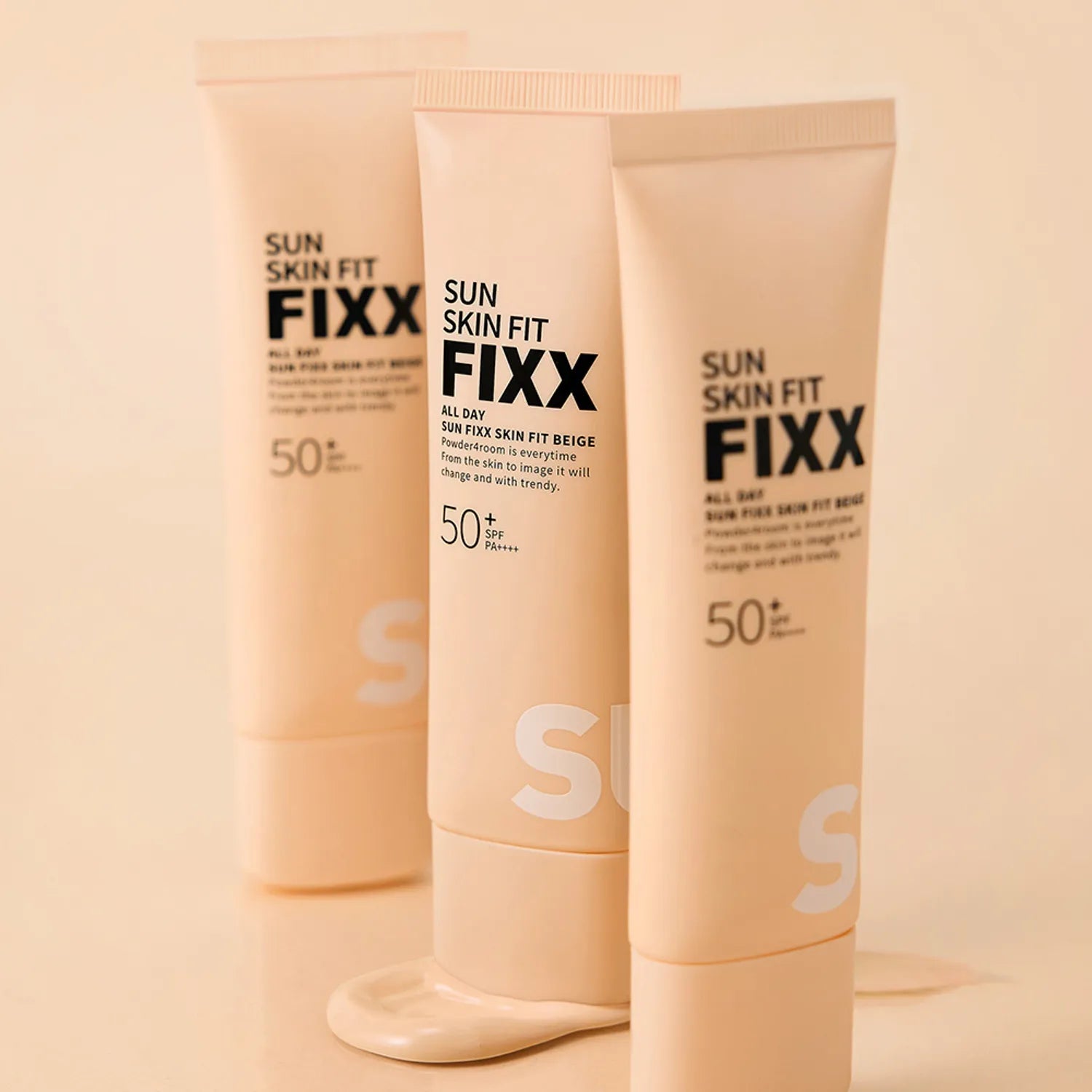 SO NATURAL All Day Sun Fixer Skin Fit Beige 50ml, tubes Fixx sur fond clair, marque SO NATURAL, effet photo en vitrine.