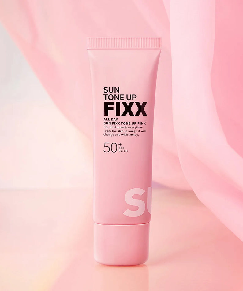 SO NATURAL All Day Sun Fixer Tone Up Pink 50ml, tube rose sur fond abstrait rose, produit beauté en cosmétique