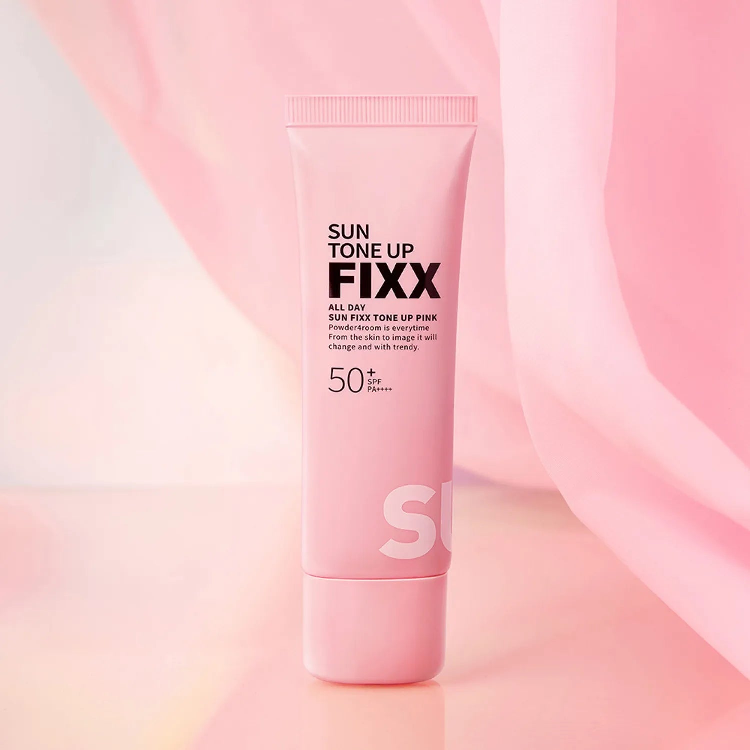 SO NATURAL All Day Sun Fixer Tone Up Pink 50ml, tube rose sur fond abstrait rose, produit beauté en cosmétique