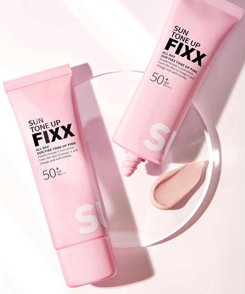 SO NATURAL All Day Sun Fixer Tone Up Pink 50ml, tubes rose devant fond clair et teinte maquillage, photo produit