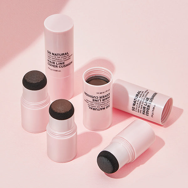 SO NATURAL Hairline Cover Cushion de la marque SO NATURAL sur fond rose, applicateurs et sticks de maquillage visibles